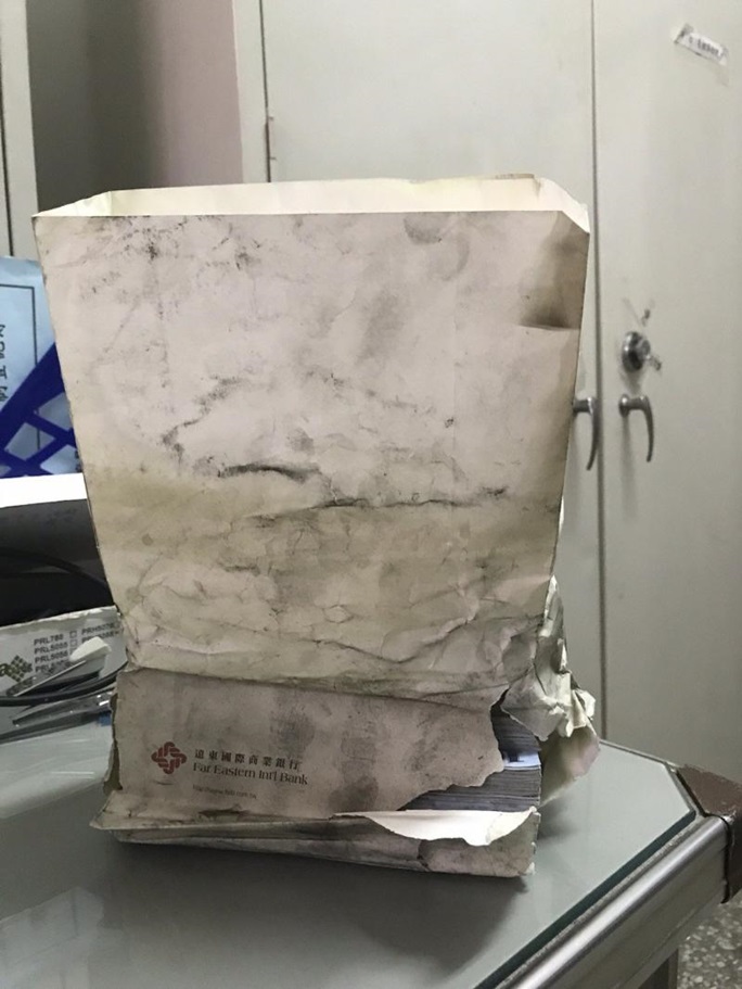 紙袋裝74萬「放超商一個月」險當垃圾，高雄慧眼員警離奇破案，老伯痛哭說了【五個字】讓網友感動落淚，【幸好臺灣人善良】
