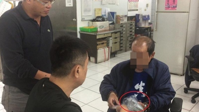 紙袋裝74萬「放超商一個月」險當垃圾，高雄慧眼員警離奇破案，老伯痛哭說了【五個字】讓網友感動落淚，【幸好臺灣人善良】