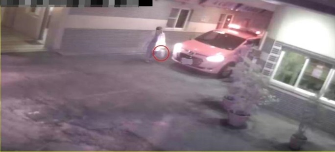 紙袋裝74萬「放超商一個月」險當垃圾，高雄慧眼員警離奇破案，老伯痛哭說了【五個字】讓網友感動落淚，【幸好臺灣人善良】