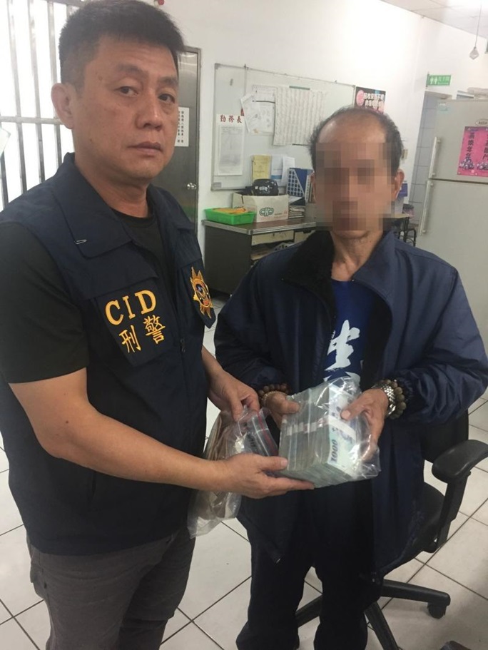 紙袋裝74萬「放超商一個月」險當垃圾，高雄慧眼員警離奇破案，老伯痛哭說了【五個字】讓網友感動落淚，【幸好臺灣人善良】