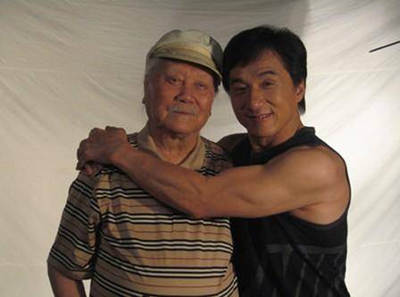 巨星成龍的父親去世，龍嫂林鳳嬌的舉動被稱好兒媳！大哥拒讓兩哥哥參加葬禮？