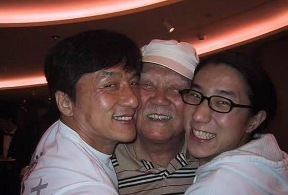 巨星成龍的父親去世，龍嫂林鳳嬌的舉動被稱好兒媳！大哥拒讓兩哥哥參加葬禮？
