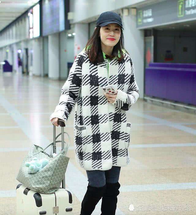 32歲馬蓉近照，終於現身顏值高了好幾倍，網友直呼笑起來真好看