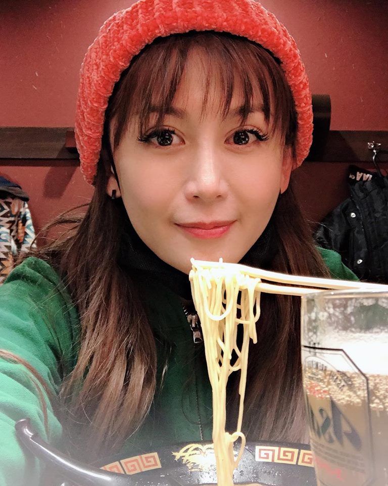 「最美麗反派」鄭仲茵，45歲「素顏崩壞照」曝光！關掉美肌「面對真實年齡」網友：完全不敢相信!