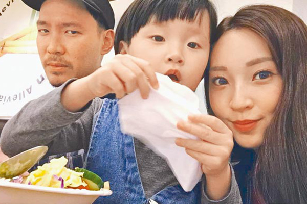 張菲抱孫包百萬大紅包給媳婦，直言「將10億家產留他們」，孫女甜喊：最喜歡鬍子爺爺 