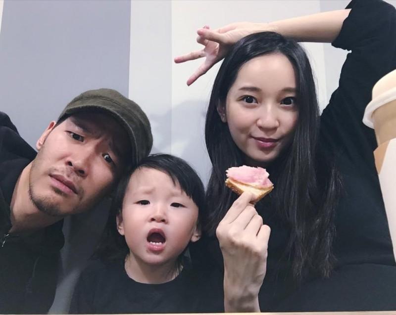 張菲抱孫包百萬大紅包給媳婦，直言「將10億家產留他們」，孫女甜喊：最喜歡鬍子爺爺 
