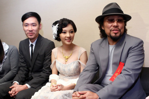 張菲抱孫包百萬大紅包給媳婦，直言「將10億家產留他們」，孫女甜喊：最喜歡鬍子爺爺 