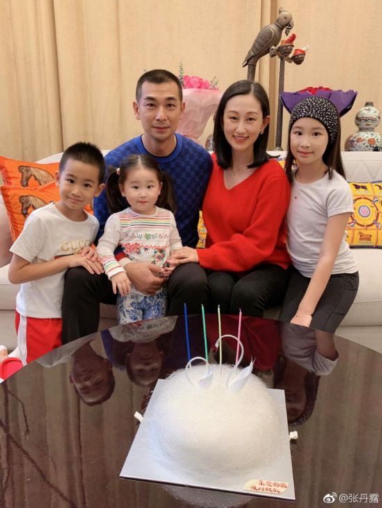 趙文卓送花為妻子慶祝40歲生日 一家五口幸福滿滿-