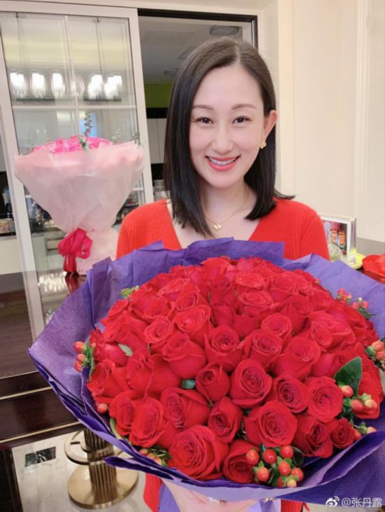 趙文卓送花為妻子慶祝40歲生日 一家五口幸福滿滿-
