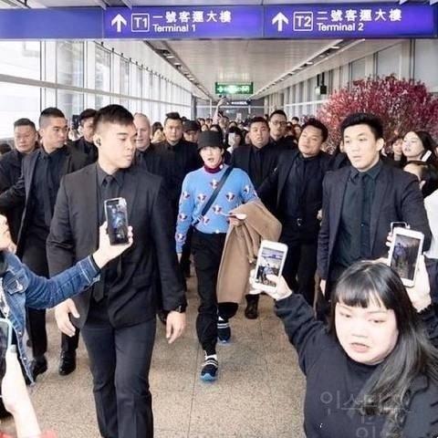 韓網熱議!令人感嘆的EXO保鏢們~還缺人嗎？我可以!