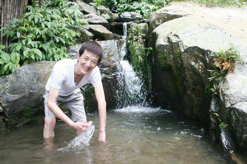 阿西入行40年紅得辛苦！ 遭逼拍戲「老婆生小孩黑衣人堵」女兒同為演員「堅持不幫」：別當靠爸族