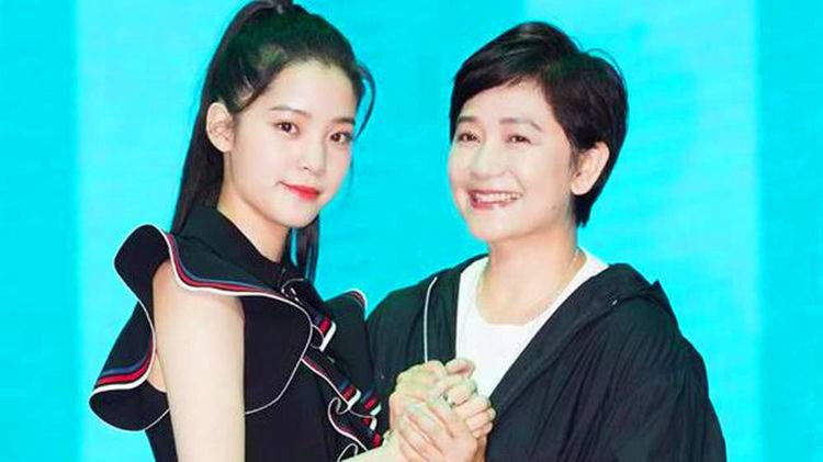結婚24年從未吵過架，懷孕7次生下3個女兒，今女兒成一線明星！
