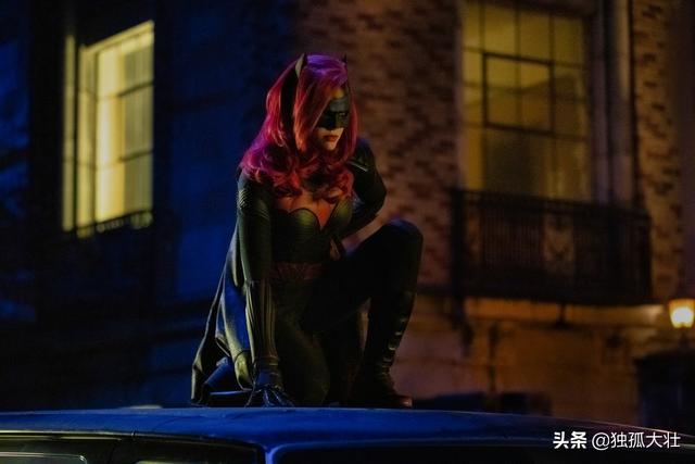 《蝙蝠女俠》中不會出現蝙蝠俠，他已經離開哥譚市三年了！