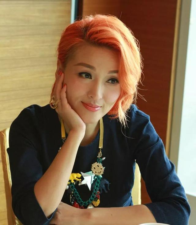 結婚六年依然膝下無子！49歲女星放棄人工受孕，低調領養圓當媽夢~
