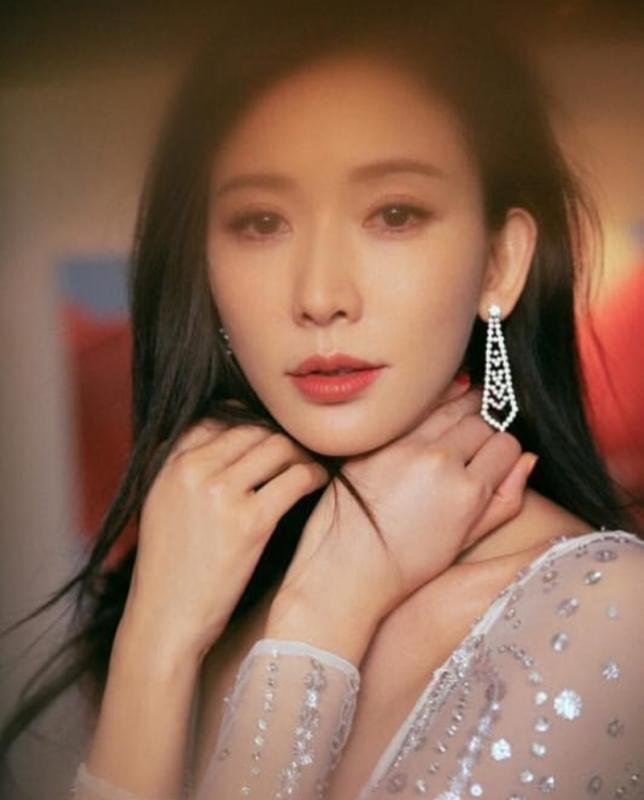 林志玲IG ,一身白色薄紗襯托深V,不失高雅的氣質,完美指數爆表！