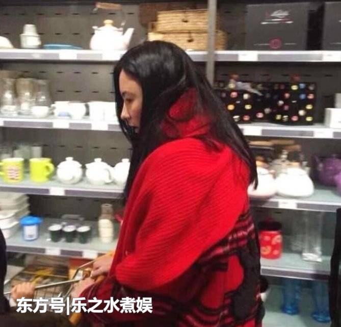 張柏芝逛超市被偶遇，一家人坐推車裡鬧騰，而王菲獨自一人顯淒涼！