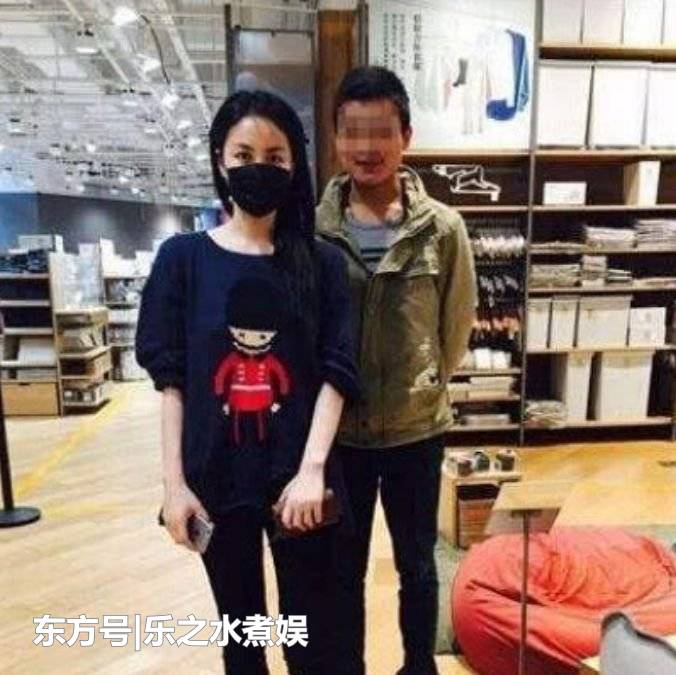 張柏芝逛超市被偶遇，一家人坐推車裡鬧騰，而王菲獨自一人顯淒涼！