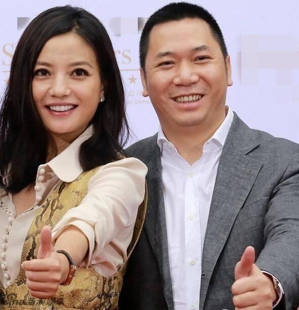 42歲趙薇素顏現身片場，憔悴吸菸「顏值下降」，被疑經濟壓力大！