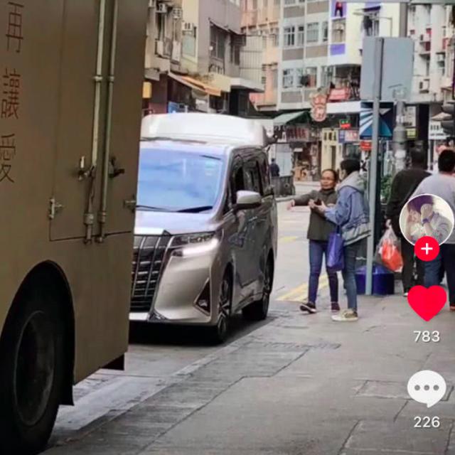 劉愷威媽媽帶孫女外出，小糯米一本正經地坐著，笑起來超像楊冪！