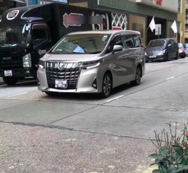 劉愷威媽媽帶孫女外出，小糯米一本正經地坐著，笑起來超像楊冪！