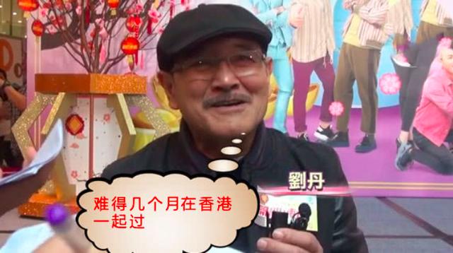 劉愷威媽媽帶孫女外出，小糯米一本正經地坐著，笑起來超像楊冪！