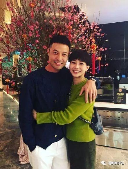 TVB男星愛妻如命，跟繼女相處融洽關係似朋友，被網友封暖男！