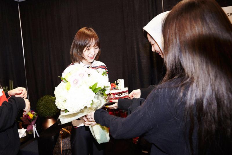 [Red Velvet][新聞]190301 RedVelvet在加拿大度過的WENDY的生日派對