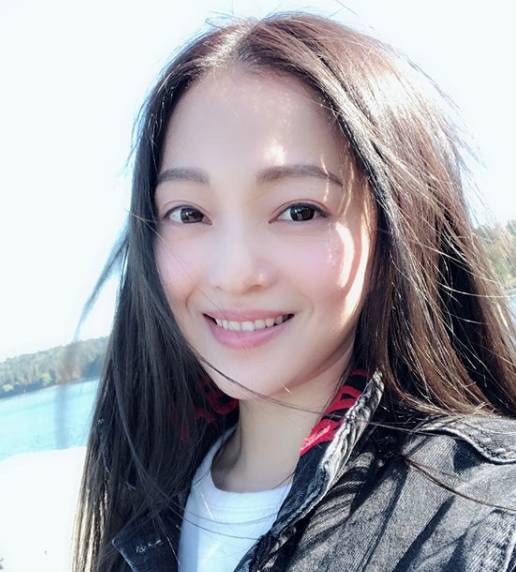 不只有私人小島！張韶涵「年收入破億」豪宅也超狂　走進後院「吊床+超大泳池」網讚：超會享受生活