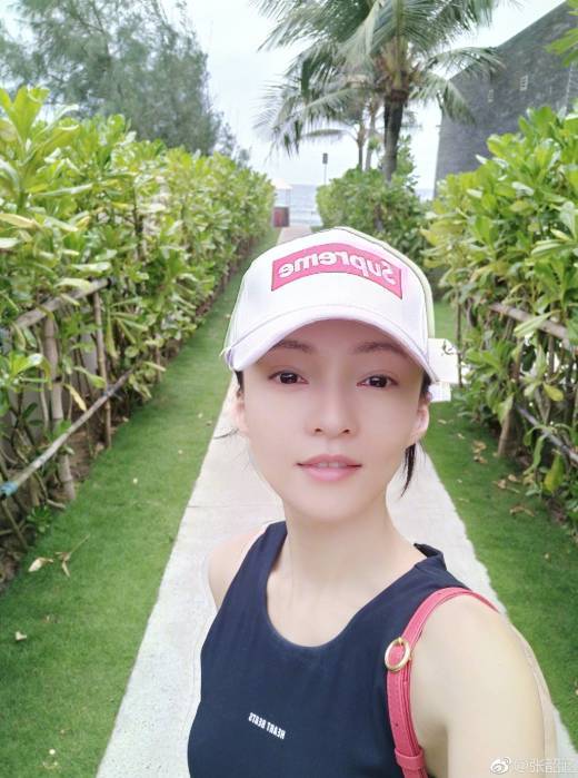 不只有私人小島！張韶涵「年收入破億」豪宅也超狂　走進後院「吊床+超大泳池」網讚：超會享受生活