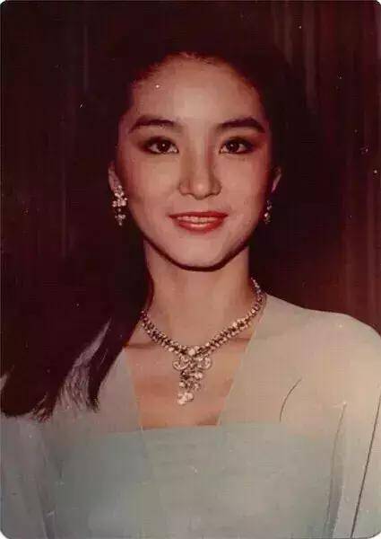 直擊林青霞40年前罕見舊照！「20歲完美神顏」至今無人能及　網友讚嘆：50年一見美人