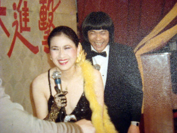 60歲秀場天后「向娃」當年為愛「當小三11年」！後來又歷經離婚、罹癌，身為單親媽媽的她如今…...