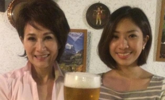 60歲秀場天后「向娃」當年為愛「當小三11年」！後來又歷經離婚、罹癌，身為單親媽媽的她如今…...