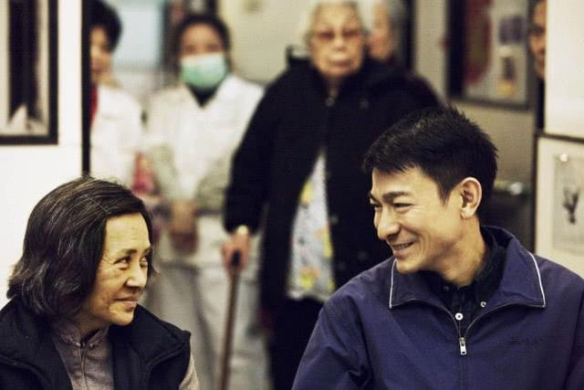 71歲影後葉德嫻晚景淒涼，兒女雙全無人照料，過年跟劉德華團聚！