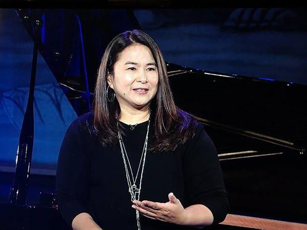 臺灣玉女歌手20年前嫁養豬大王，為了重疾父親毅然退歌壇，如今54歲近況曝光，爆肥26公斤，網友卻說：幸福滿滿