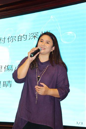 臺灣玉女歌手20年前嫁養豬大王，為了重疾父親毅然退歌壇，如今54歲近況曝光，爆肥26公斤，網友卻說：幸福滿滿