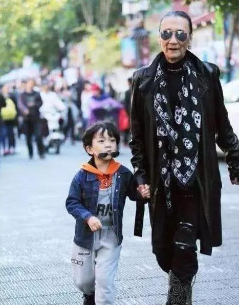 謝賢安慰孫子：不要恨你爸爸，謝振軒七個字讓謝賢流淚，謝霆鋒聽完低下了頭