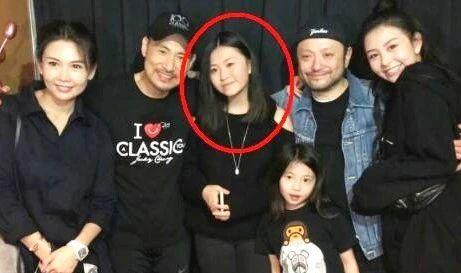 邱淑貞二女兒曝近照，長相完全遺傳爸爸，跟姐姐沈月顏值差太多！