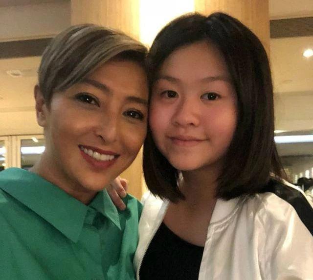 邱淑貞二女兒曝近照，長相完全遺傳爸爸，跟姐姐沈月顏值差太多！