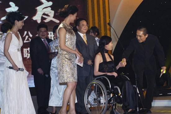 她是張藝謀最愧疚的女人，下半生要在輪椅上度過，至今仍孤身一人!