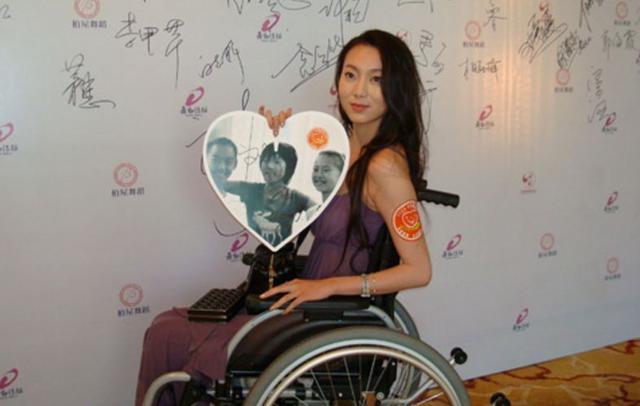 她是張藝謀最愧疚的女人，下半生要在輪椅上度過，至今仍孤身一人!