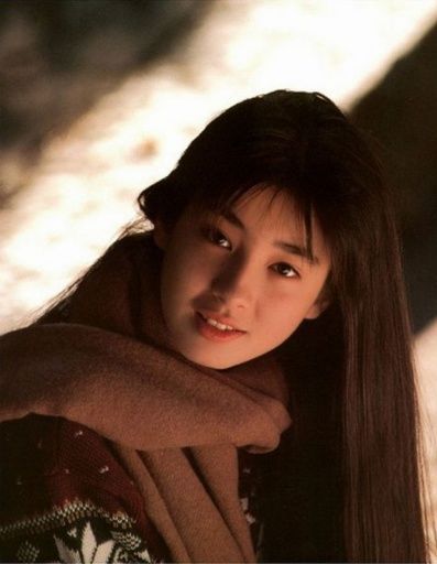 她17歲被親媽逼陪睡拍豔照！母親去世後她淡淡說了這樣的話！