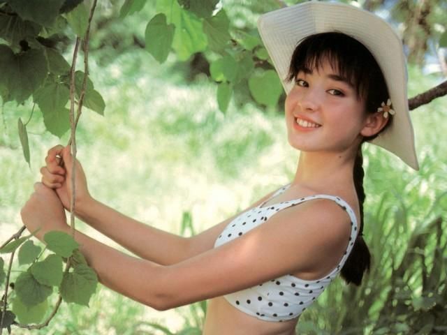 她17歲被親媽逼陪睡拍豔照！母親去世後她淡淡說了這樣的話！