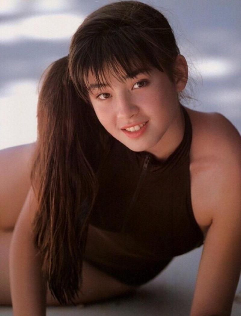 她17歲被親媽逼陪睡拍豔照！母親去世後她淡淡說了這樣的話！