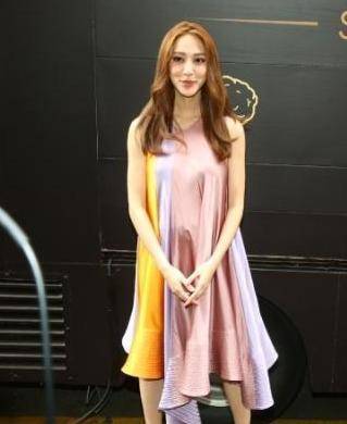 陳凱琳產子一周，眾閨蜜組團探望，她身材完美已經進入媽媽角色