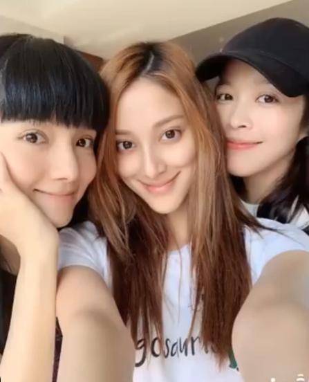 陳凱琳產子一周，眾閨蜜組團探望，她身材完美已經進入媽媽角色