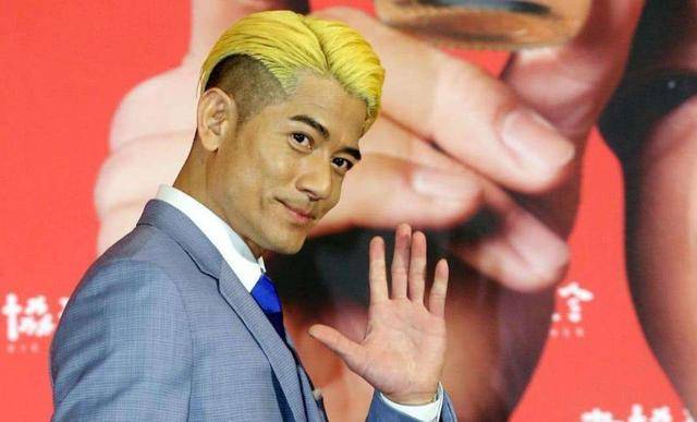 天王嫂方媛深夜曬素顏照，碩大鼻子搶鏡，粉絲：一看就是個男孩