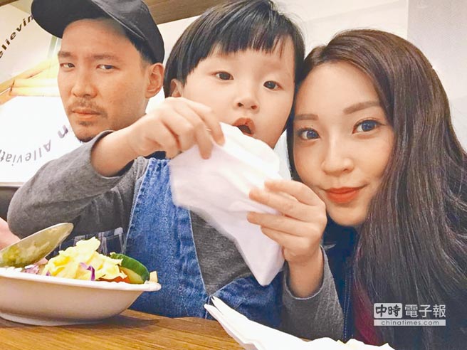 張菲「萌孫」曝光！包百萬大紅包給媳婦　直言「將10億家產留他們」孫女甜喊：最喜歡鬍子爺爺