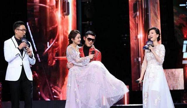5位女星被抱起，林志玲吃啞巴虧，baby嚇得大喊，熱巴才是真尷尬！