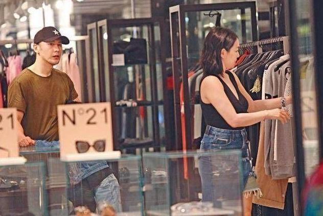 鍾麗緹張倫碩牽手逛街照曝光，男方老了許多，女方身材已無力吐槽...