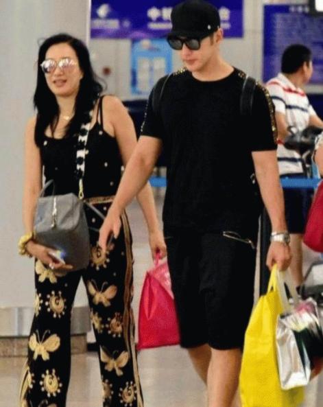 鍾麗緹張倫碩牽手逛街照曝光，男方老了許多，女方身材已無力吐槽...